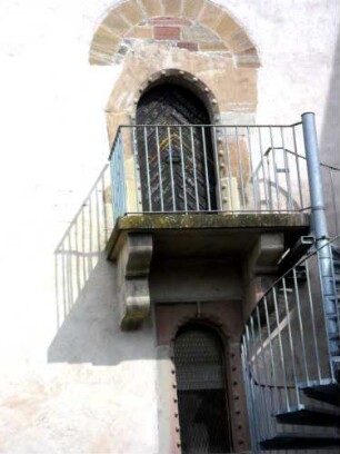 Stadtkirche - Kirchturm von Süden - romanischer Eingang und Fenster (Gewände jeweils mit Kugelornamentik) im Detail