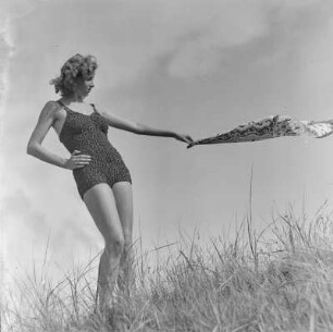 Frau im Badeanzug am Strand