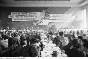 Dresden. Landesausschuss der Nationalen Front, der zum Kampf für die deutsche Einheit aufrief. Anwesend: Wilhelm Koenen und Otto Buchwitz, März 1951