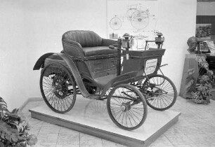 Autoveteran "Benz Comfortable", Baujahr 1898, bei der Automobil-Gesellschaft Schoemperlen & Gast.
