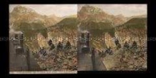 Soldaten bei der Mahlzeit an einer Stellung im Gebirge