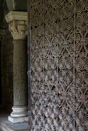Frankreich. Auvergne. Haute Loire. Le Puy en Velay. Cathedrale Notre Dame. Romanischer Stil. UNESCO Weltkulturerbe. Cloitre. Kreuzgang. Romanisches Gitter