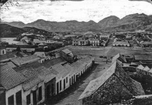Blick über Mindelo : Blick über die Straßen von Mindelo mit Siedlung und Berglandschaft.