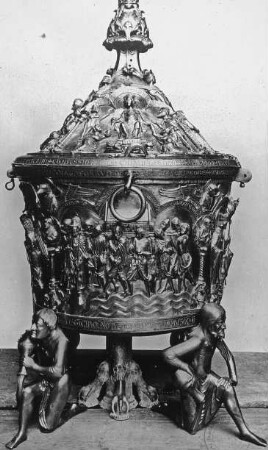 Hildesheim, Dom St. Maria, Kapelle des Hl. Georg, Bronzetaufbecken, Durchzug der Juden durch den Jordan (Vorderseite)