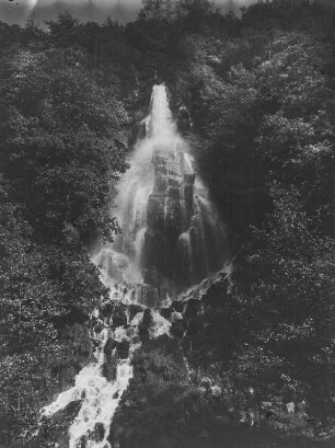 Wasserfall : Blick auf den Trusetaler Wasserfall, dem höchsten Wasserfall des Thüringer Waldes.