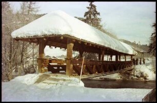 Saanen: holzgedeckte Saanebrücke