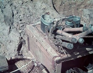 "Stillleben" mit Panzerfäusten und Feldgeschirr