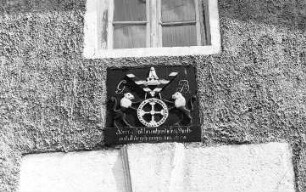 Kubschütz-Purschwitz. Ehem. Gutsmühle, Müllerwappen über Eingang