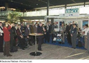 Tagungsteilnehmer vor dem Messestand Verein Deutscher Bibliothekare e. V.
