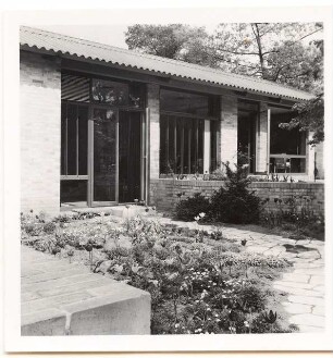 Garten Günther Vollberg, Berlin-Grunewald: Haus mit Mauer und Plattenweg