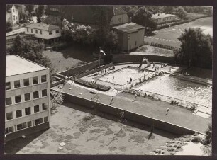 Blick auf das Städtisches Freibad und das Regierungsgebäude. Detmold. Georg-Weerth-Straße. Papierabzug