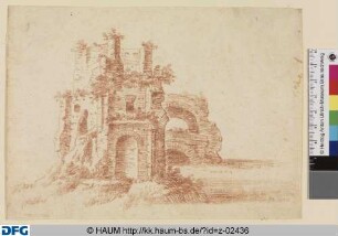 Bewachsene Ruine eines antiken Gebäudes