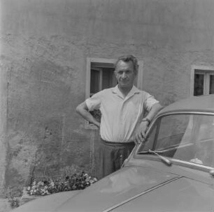 Arbeiter Kreis Kamenz : Portrait eines Mannes vor einer Hausfassade