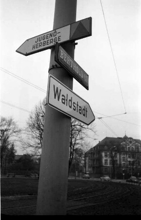 Montage von Hinweisschildern zum neuen Stadtteil Waldstadt.