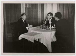 Nikolaus Titulescu und Pierre Laval beim Lunch im Genfer Hotel des Bergues. links: Nikolaus Titulescu, Mitte: Pierre Laval