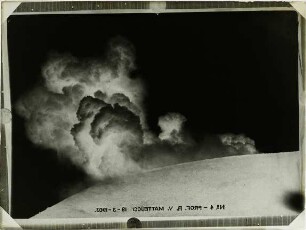Rauchwolken aus dem Krater