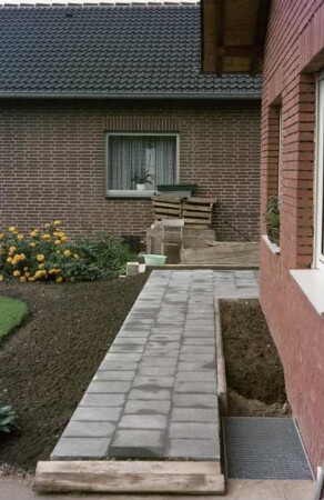 Plattenweg an der Seite eines Bungalows
