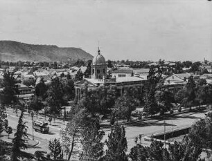 Bloemfontein : Blick auf die Stadt Bloemfontein. In der Bildmitte das Parlamentsgebäude der Burenrepublik Oranje-Freistaat