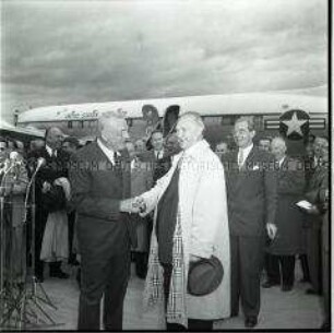 Konrad Adenauer begrüßt US-Außenminister Dulles auf dem Flughafen Köln-Wahn
