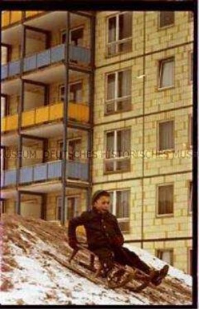Winter in Berlin: Kind mit Schlitten