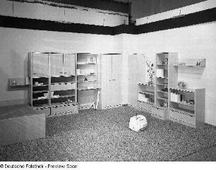 Kinderzimmer Rübezahl : Leipzig. Leipziger Herbstmesse, 1985. Kinderzimmer Rübezahl. Holz, folienbeschichtet in Kiefernholzoptik (1985; VEB Möbelkombinat Dessau)