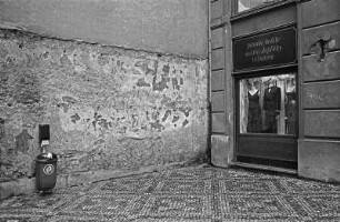 Prag : In Prag; "Ihe Kleidung geschmückt mit modischem Schmuck"; und in