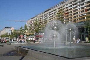 Wasserspiel mit Pusteblumen (Kugelbrunnen) : Dresden-Altstadt. Prager Straße mit Wasserspiel mit Pusteblumen (Kugelbrunnen) (1969; L. Wirth, K. Bergmann)