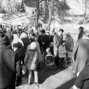 Schlosspark: Ostereiersuchen: Besucher kommen über kleine Brücke: Mitglieder des Bürgervereins verteilen Süßigkeiten an Kinder: im Hintergrund Bagatelle