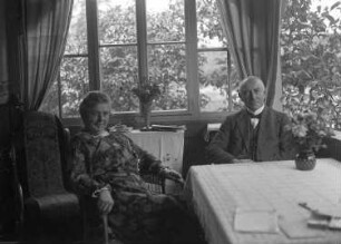 Kattowitz, Friedensstraße 2. Wohnung der Familie Knochenhauer. Veranda. Ehepaar Fanny und Bruno Knochenhauer, an einem Tisch sitzend