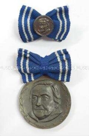 Clara-Zetkin-Medaille, mit Interimsspange und Etui