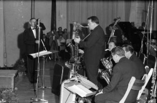 Donaueschingen: Donaueschinger Musiktage; Stadthalle; Eddie Sauter dirigiert sein Orchester