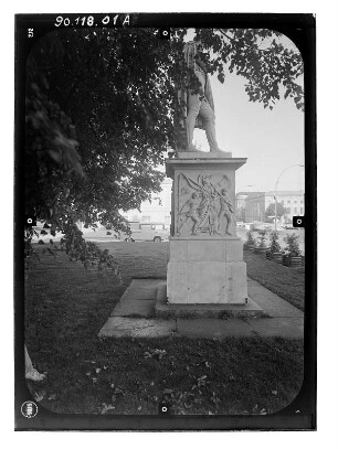 Berlin-Mitte, Unter den Linden. Denkmal Gerhard von Scharnhorsts (1819-1822; K. F. Schinkel, 1822-1855; C. D. Rauch). Seitenansicht