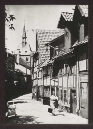 Bruchmauerstraße, Blickrichtung Westen, im Hintergrund der Turm von St. Bonifacius. Sammlung Starke