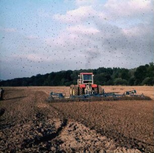 Fotografie: Großtraktor, Saatbettbereitung, Saatbettkombination, Zwillingsreifen