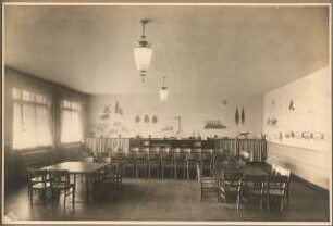 Gemeindehaus der St.Laurentius-Kirchengemeinde, Am Generalshof, Berlin-Köpenick. Kindergarten: Innenaufnahme Raum mit Tischen und Stühlen