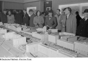 Besucher an einem Stadtmodell