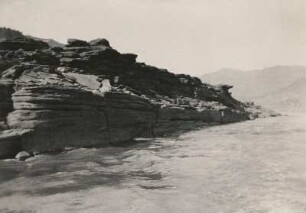 China. Yangtse-Enge oberhalb Itschang (Yichang). Sandsteinklippen dicht am Fahrwasser