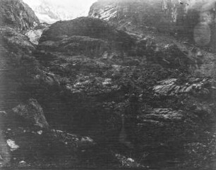 Im Gebirge : Blick auf eine Felswand im Gebirge