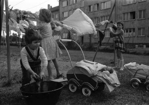 Spiele der Kinder im Flüchtlingslager Gottesaue.