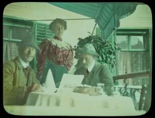 Auf dem Balkon der "Post" : Lienz, die Bergsteiger Gassner und Günter von Saar mit einer Frau auf dem Balkon der "Post"