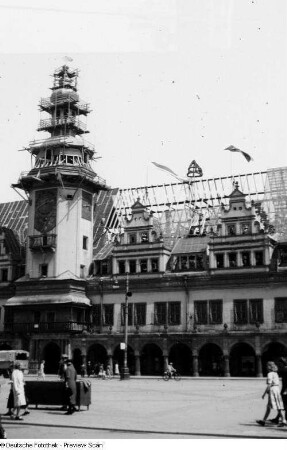 Altes Rathaus eingerüstet mit Richtkranz