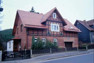 einstöckiges Backsteinhaus mit Zwerchgiebel, im OG Fachwerk