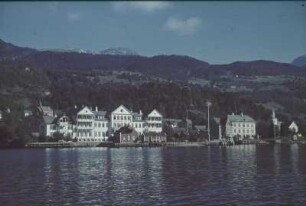 Reisefotos Norwegen. Ulvik. Ortsteilansicht mit Brakanes Hotel . Blick von einem Passagierschiff auf dem Hardangerfjord