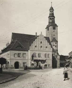Gardelegen. Altmark. Ansicht des, in Jahren 1526 bis 1552, errichteten spätgotischen Rathauses. Davor die Statue des Roland