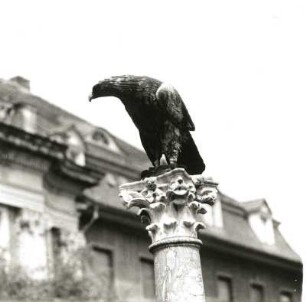 Bärenklau (Landkreis Spree-Neiße). Schloss (1928-1929). Säule mit Adler auf der Gartenterrasse