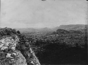 Landschaft : Blick über eine bergige und bewaldete Landschaft