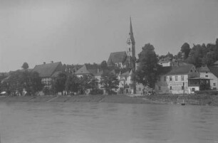 Mauthausen: Ortsansicht von der Donau, weiter stromabwärts