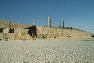 Persepolis. Blick vom Parkplatz auf die Terrassenanlage mit Säulen