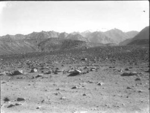 Indien. Kashmir. Ladakh. Industal. Pleistozäne Moränen oberhalb von Saspol. Blick nach Osten zur Ladakh-Kette