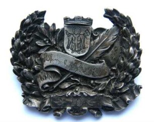 Verdienstabzeichen Gabelsberger Stenographenverein der Schutzmannschaft und Kriminalbeamten München (mit Broschennadel) : Sammlung Beinhorn. Verdienstabzeichen Gabelsberger Stenographenverein der Schutzmannschaft und Kriminalbeamten München (mit Broschennadel). Metall; Maße 40 x 55 mm (1910; Deschler & Sohn, München). Dresden: SLUB R c 0311